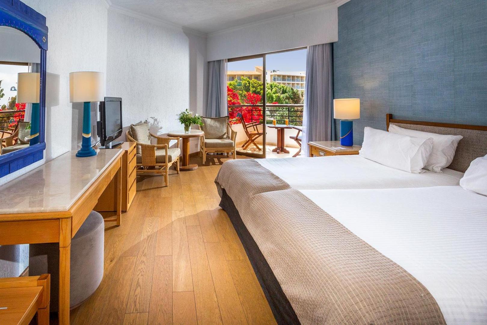 Quarto com Cama de Casal ou 2 de Solteiro e Vista Parcial do Mar